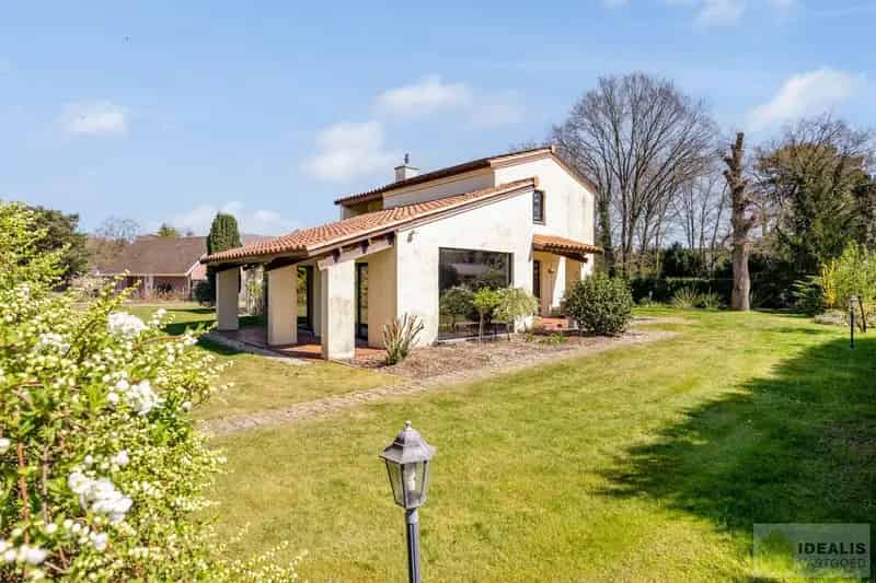 Villa te Achel met Zuiders getinte Tuin