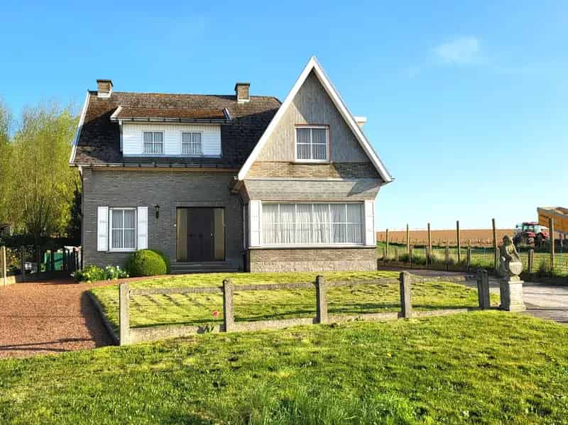 Prachtig te renoveren landhuis op 1440m² met tuin, magazijn van 168m² en uitzicht op de velden.
