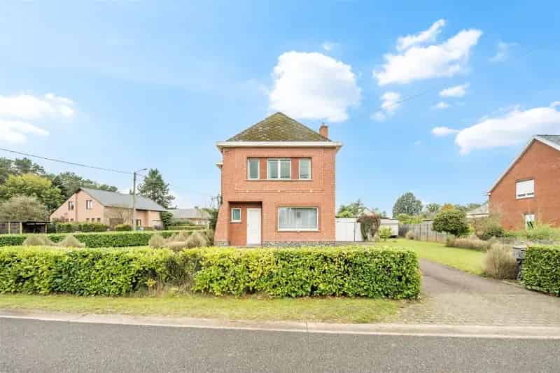 Te renoveren woning op ruim perceel van 12a
