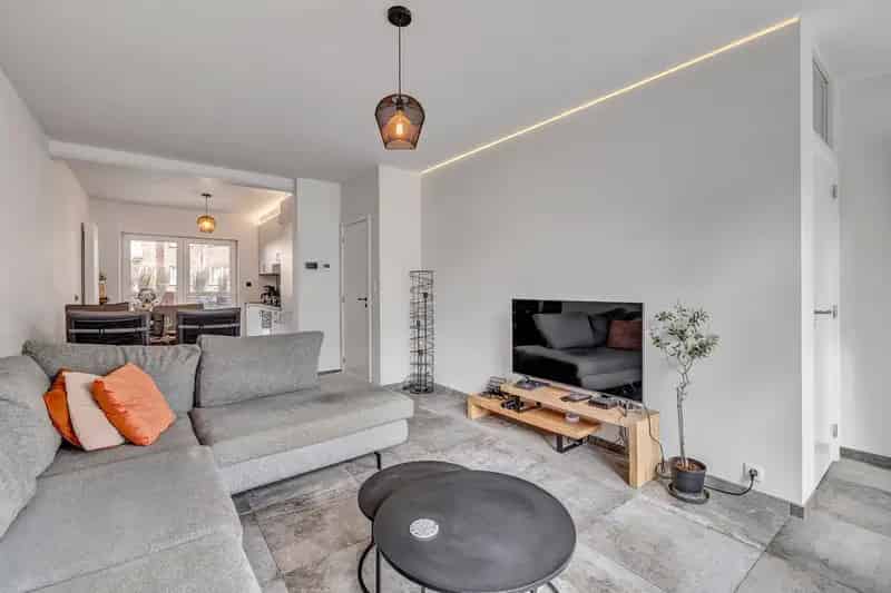 Huis te huur: Gerenoveerde Bel-Etage met Grote Garage en Terras