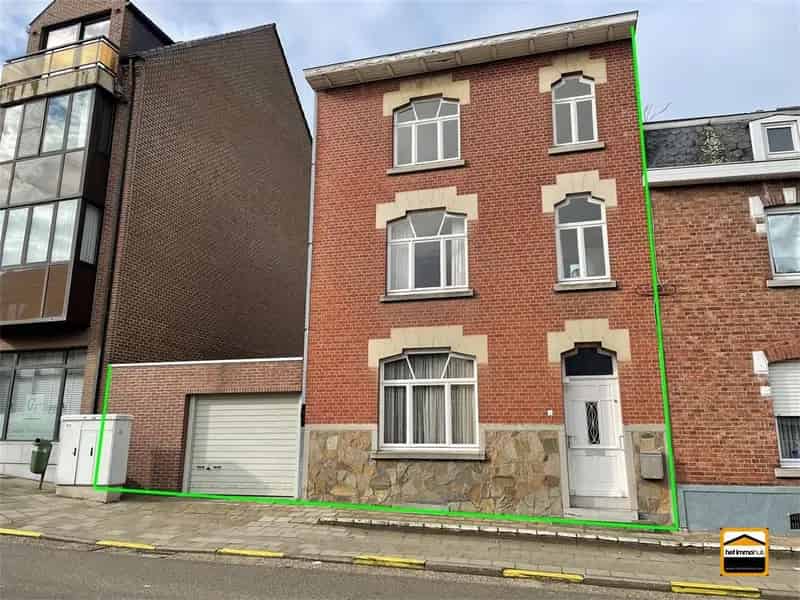 Te renoveren stadswoning met 4 slaapkamers en garage
