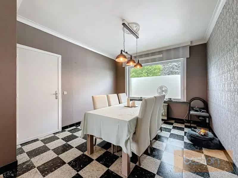 Halfopen bebouwing in rustige, doodlopende straat