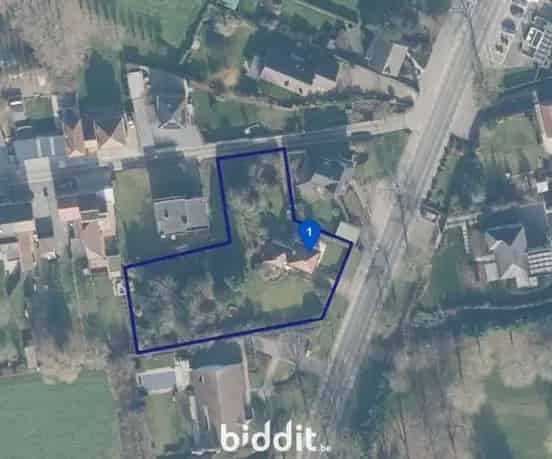 Woning gelegen op een groot perceel