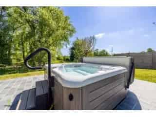 Huis te koop Kerkhove - Ruime woning met jacuzzi en natuurzicht