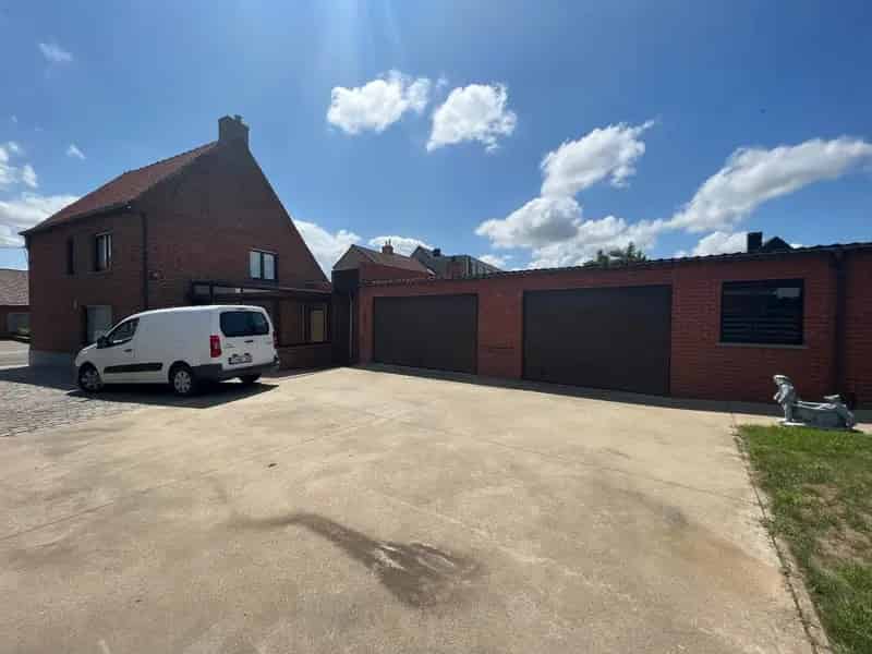 RUIME WONING MET 4 SLAAPKAMERS, TUIN EN DUBBELE GARAGE IN SINT-JULIAAN