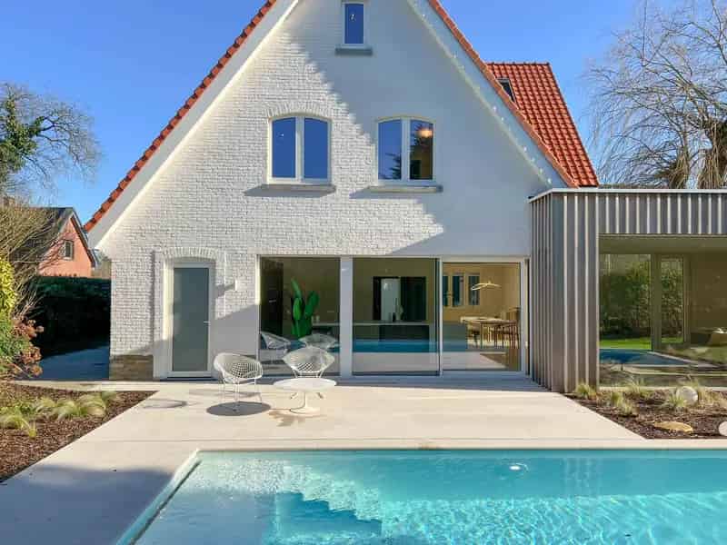 Luxe villa met zwembad en ruime tuin (10are).