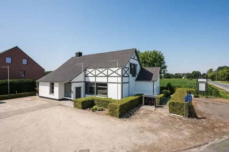 Veelzijdig handelspand met woonst op toplocatie in Lembeke