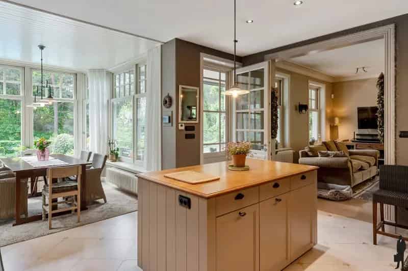 Exclusieve en uniek gelegen Engelse cottagevilla met orangerie, zwembad en aanpalende bouwgrond op ca. 1,9 ha in bosrijke omgeving.
