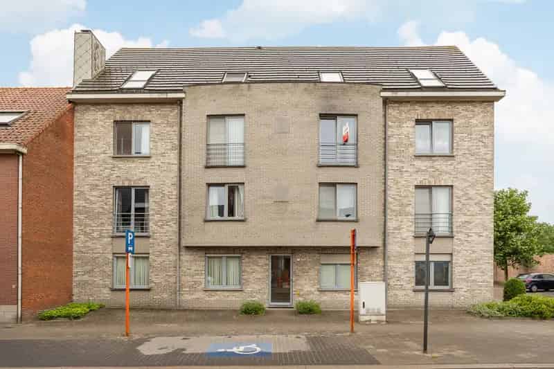 Instapklaar appartement met 2 slaapkamers en ruim terras in Rijkevorsel
Welkom bij dit prachtige appartement gelegen aan de Bochtenstraat 42 in Rijkevorsel. Dit instapklare appartement biedt een ideale combinatie van comfort en gezellig wonen.

Met een be