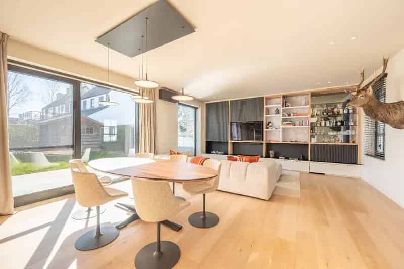Modern ingerichte woning met garage en zongerichte tuin te Ramskapelle