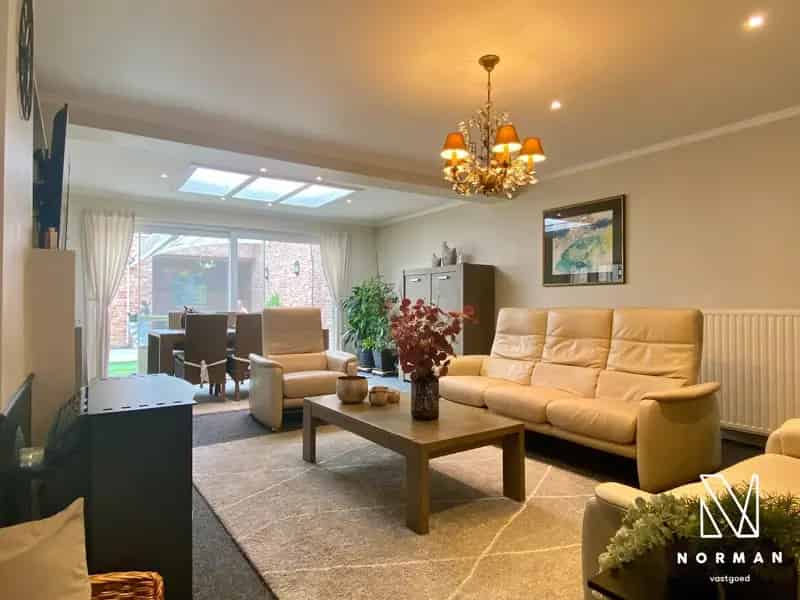 Instapklare woning met grote garage en uitweg in Harelbeke!