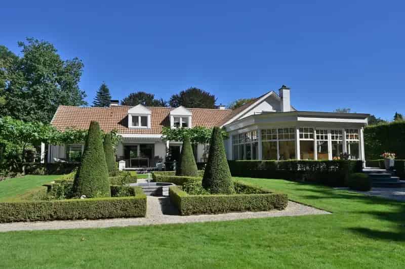 Exclusief afgewerkte villa met parktuin en zwembad, rustig gelegen in villawijk aan bosrand Hoge Kempen