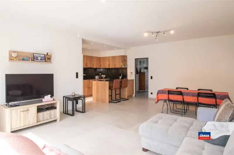 Gerenoveerde woning met drie slaapkamers, tuin en dubbele oprit