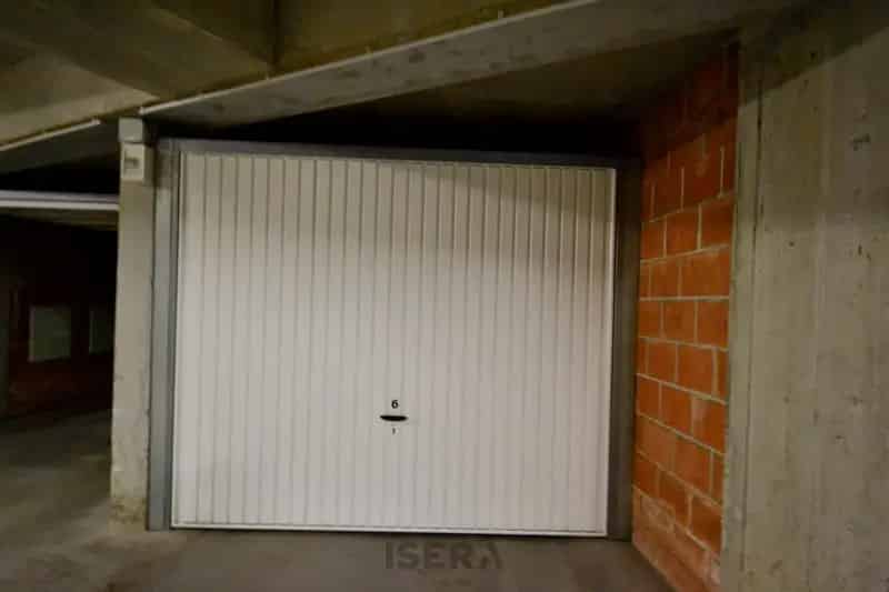 Ruimte VERHUURDE garagebox in uitstekende staat in centrum Torhout