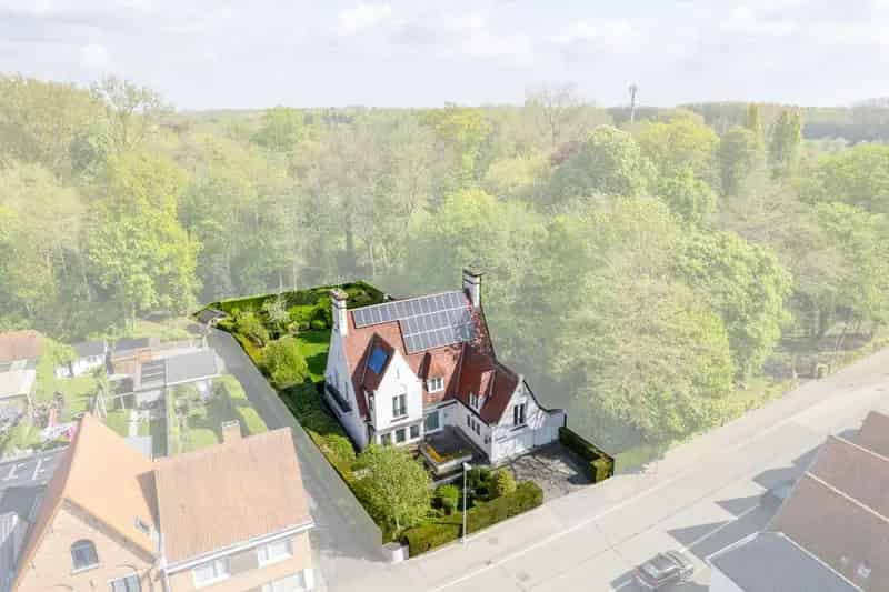 Berkenhof: villa met tuin op 1240 m² in centrum Oostkamp