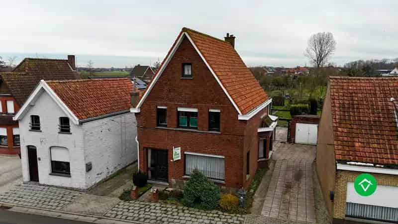 Op te frissen woning met vier slaapkamers te Eernegem