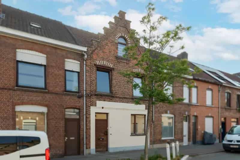Gezellige, gerenoveerde woning met zonnige tuin nabij station in Sint-Michiels