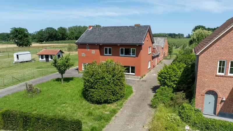 Huis te huur met 4 slaapkamers en stallingen