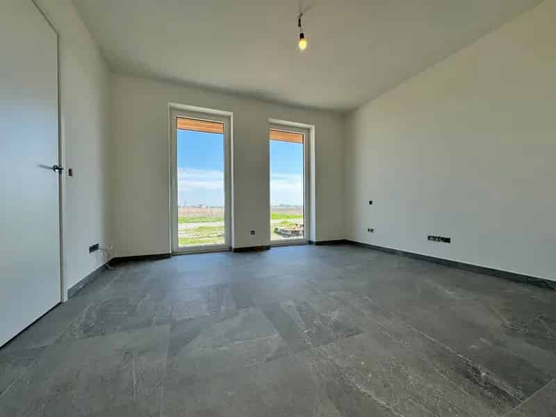 Instapklare nieuwbouwwoning met 4 slaapkamers en bureau te Kortemark