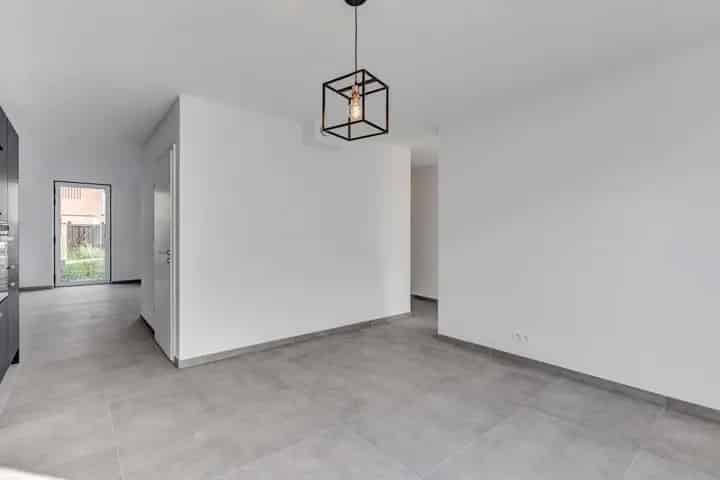 Volledig afgewerkte nieuwbouwwoning met 5 slaapkamers
