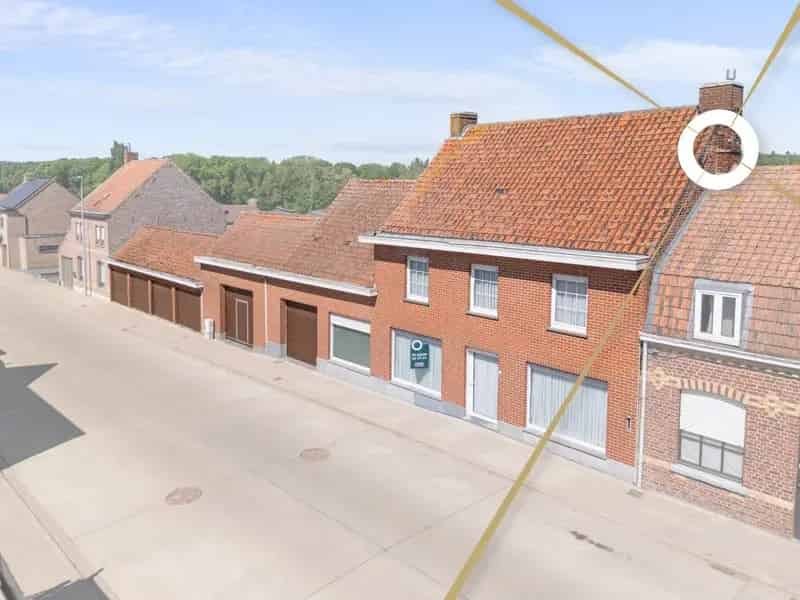 Karaktervolle woning met 6 garages en panoramisch zicht op groen landschap