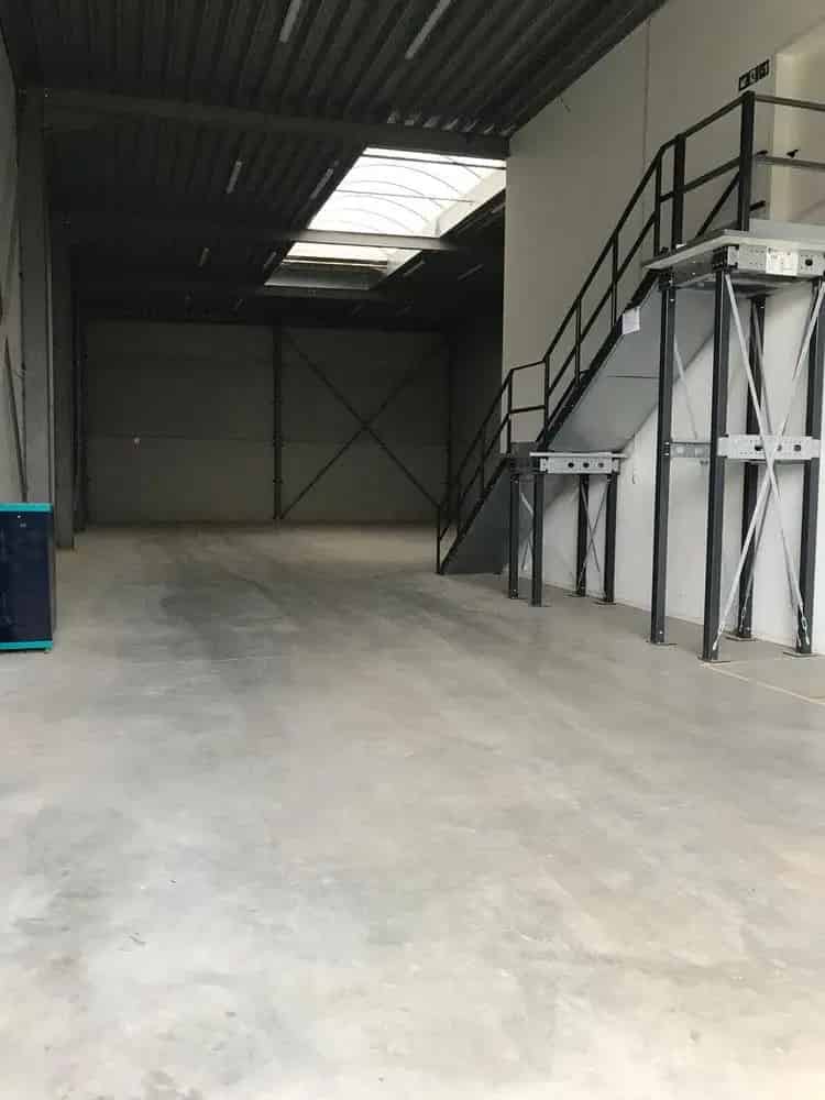 Bedrijfshal met kantoor