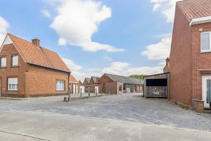 Magazijn 900 m2 te huur.