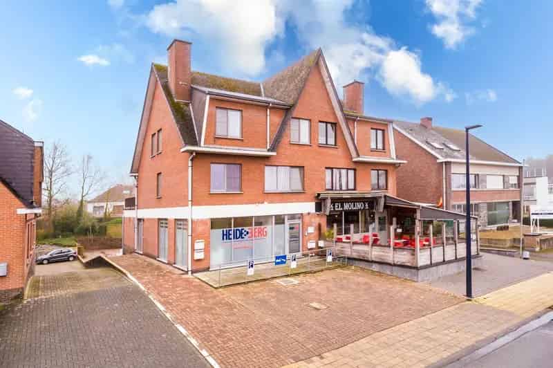 Instapklaar handelsgelijkvloers (120m²) met 3 staanplaatsen in het centrum van Keerbergen.