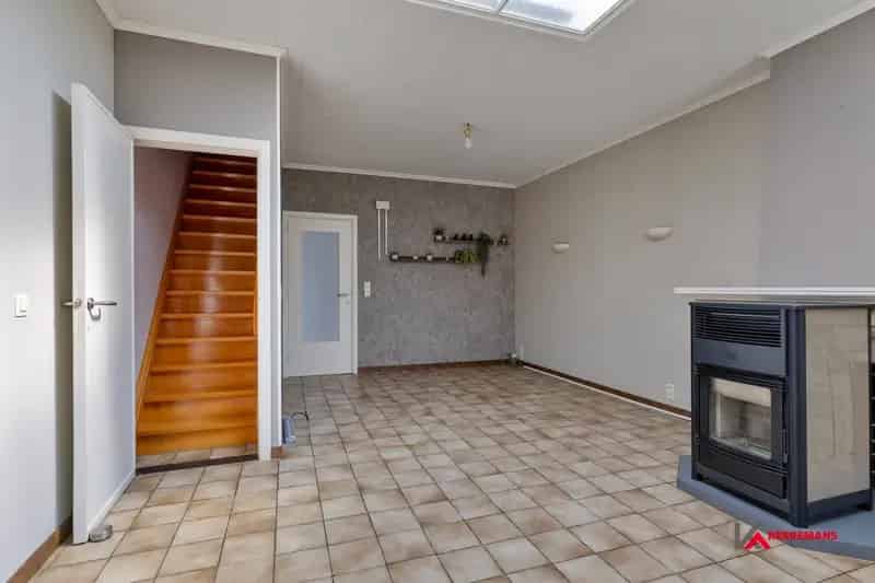 Woning met 3 slaapkamers, tuin en garage.