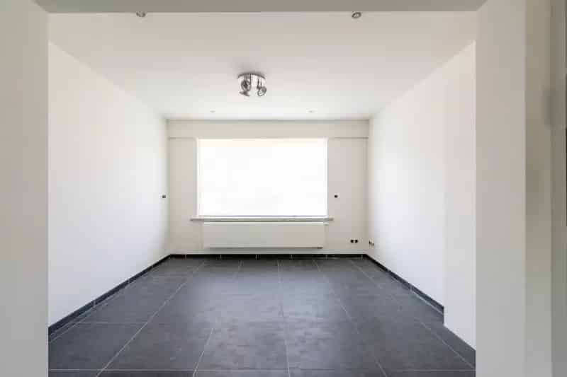 Volledig gerenoveerde halfopen bebouwing met tuin, veranda, kelder en vier slaapkamers in rustige buurt