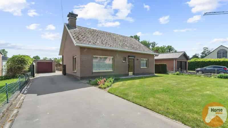 NIEUWRODE - Op te frissen woning op +/- 1ha30a