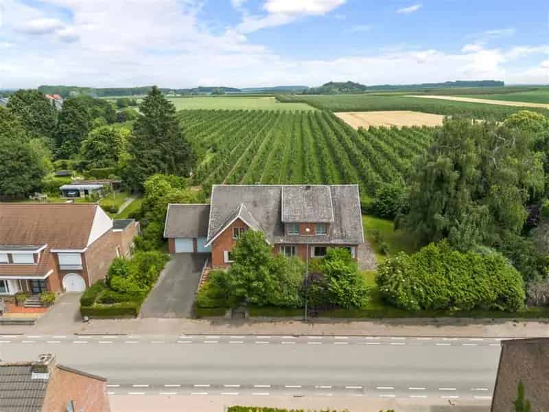 RUIME VILLA MET PRACHTIG UITZICHT EN ENORM VEEL POTENTIEEL IN JEUK