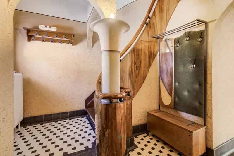 Te renoveren, geklasseerde art deco woning met 3 slpk, ruime zolder en Z-tuin
