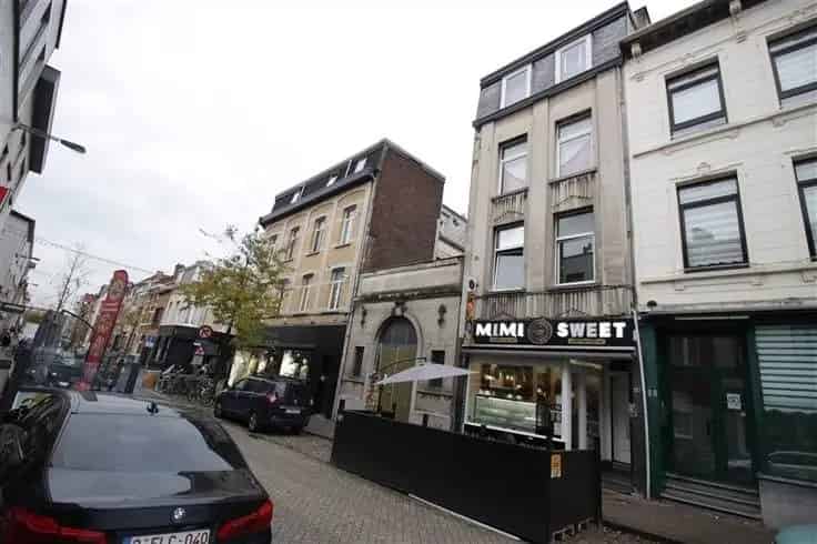 Appartementsblok Te Koop: Winkelruimte en 3 Appartementen