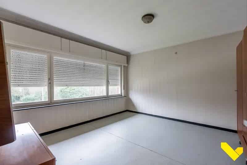 Te Renoveren Woning Met Groen Karakter En 245M² Stallen.