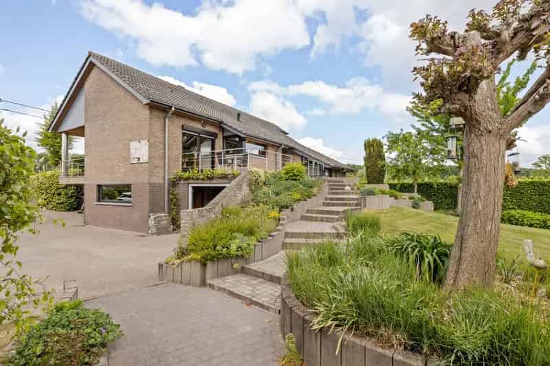 Open bebouwing met 360° landelijk zicht en 2 garages
