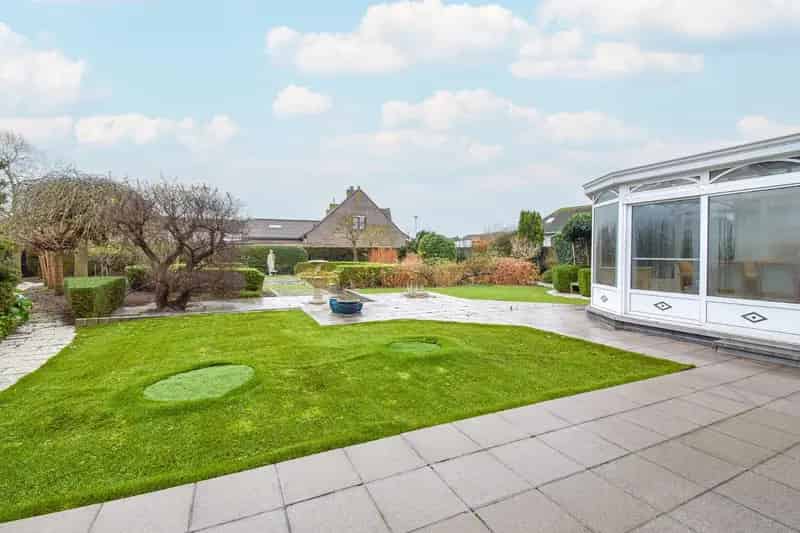 Ruime villa op 1.205 m² in rustige woonwijk te Middelkerke