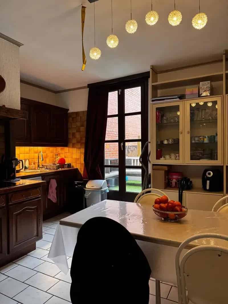 Deze verzorgde opbrengsteigendom bestaat uit een handelsgelijkvloers en een duplex appartement. Beide zijn verhuurd. De eigendom is gelegen in het centrum van Izegem.

Handelsgelijkvloers:
122 m2 - EPC: label D - huurprijs €850/md
1ste en 2de verdieping:
