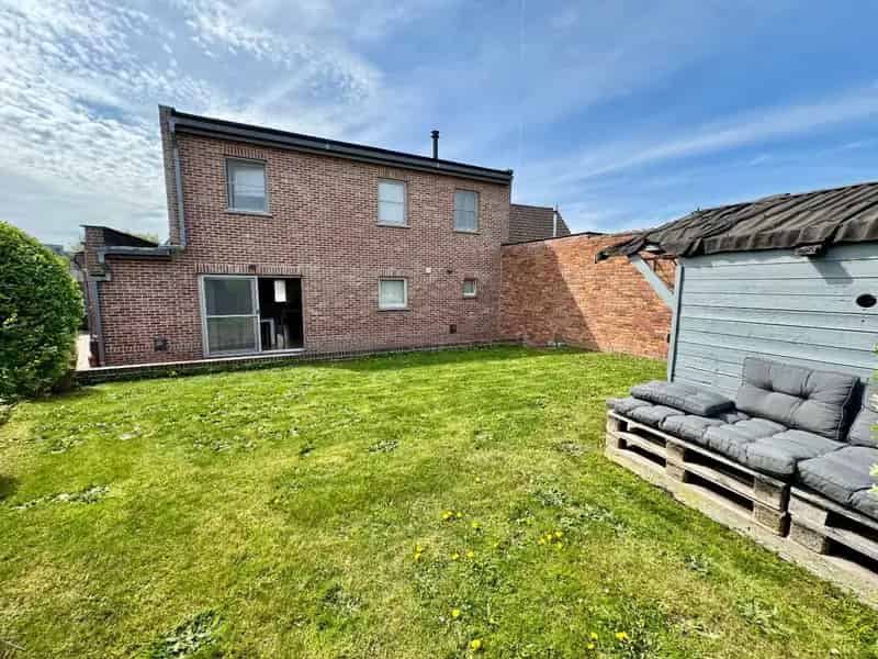 INSTAPKLARE HALFOPEN WONING MET 4 SLPKS, TUIN EN GARAGE