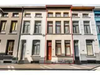 Te renoveren rijwoning Borgerhout 148m²