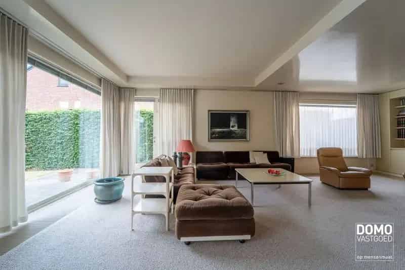 Unieke open bebouwing met 5 slaapkamers en schitterende tuin in Hasselt (Kermt)