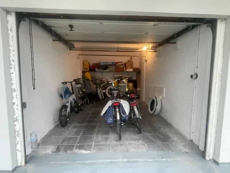 Garagebox in veilig complex, op wandelafstand van het strand