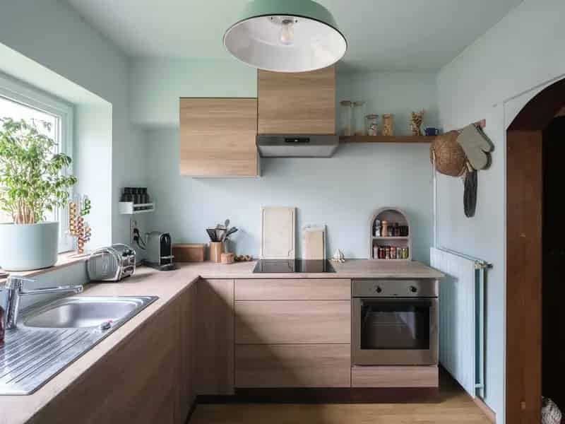 Op te frissen '70s woning met bijgebouwtje