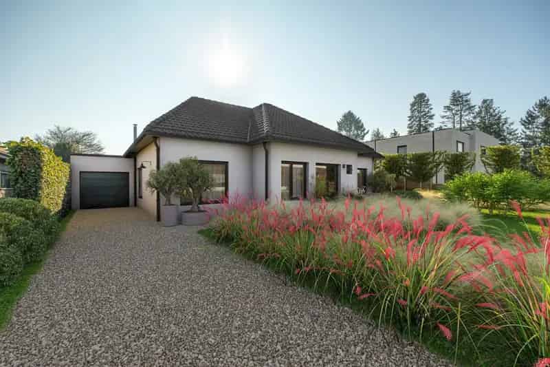 Deze goed onderhouden woning, gelegen aan de Oostmalsesteenweg 97 in Rijkevorsel, biedt  een functionele indeling, ideaal voor gezinnen of koppels die op zoek zijn naar extra woonruimte. Met 3 slaapkamers, een badkamer, een ruime garage en een tuin beschi