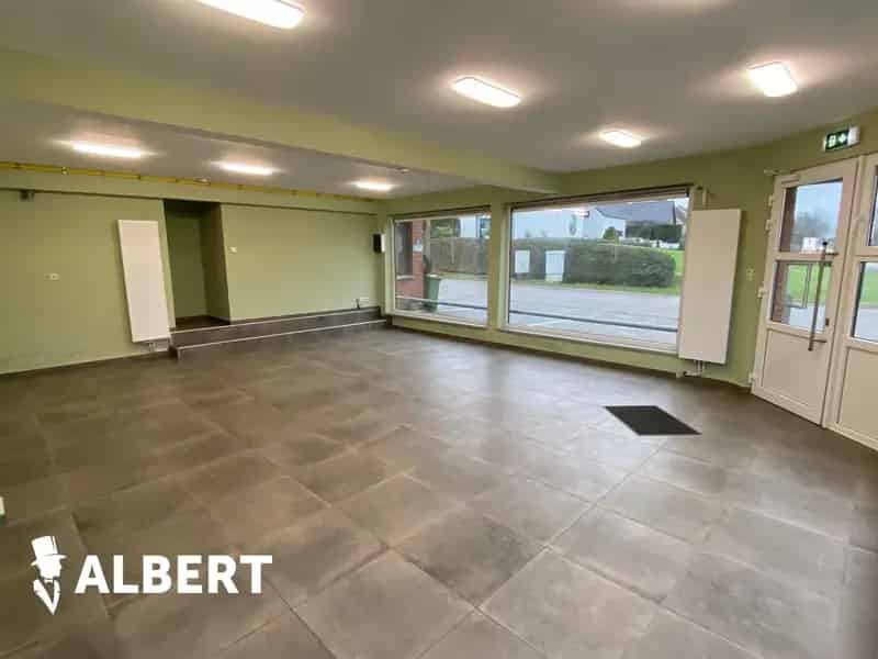 Handelspand met 74 m² commerciële- en 33 m² kelderruimte.