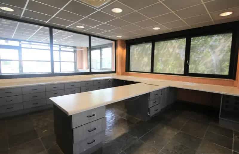 MULTIFUNCTIONELE OPSLAGRUIMTE / KANTOORRUIMTE MET PARKEERPLAATS VLAKBIJ DE RING EN AUTOSNELWEG