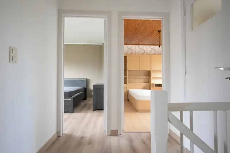 Deze rustig gelegen halfopen gezinswoning ligt vlakbij de 'Keignaert' in Zandvoorde (Oostende).
De woning is voorzien van een inkomhal met gastentoilet, een leefruimte met toegang tot het terras.
Er is een aparte ingerichte keuken aanwezig met aanpalend e