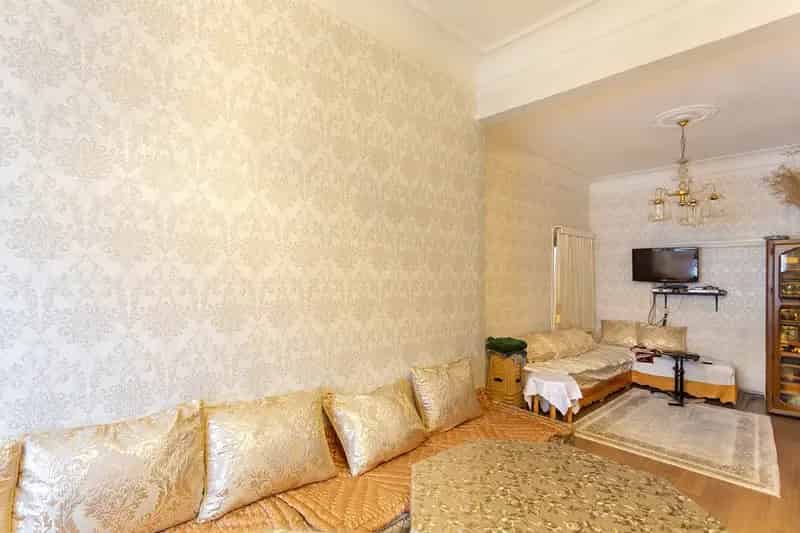 Uitzonderlijk ruime woning met 7 slaapkamers, 3 badkamers, een terras en een garage 8453461