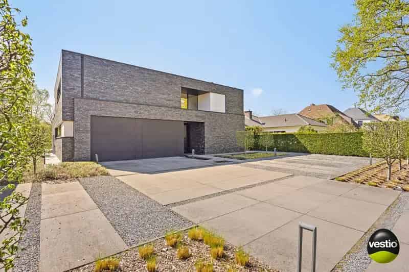 EXCLUSIEVE VILLA MET 3 SLAAPKAMERS, 2 BADKAMERS, BUREEL EN ZWEMBAD TE KOOP IN HASSELT