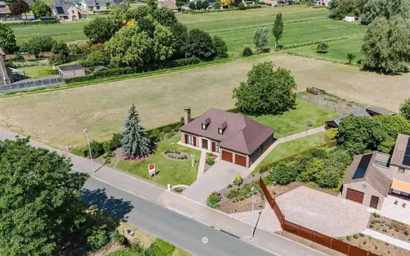 Verzorgde villa op een groot perceel in Verrebroek